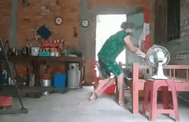 Giận run xem clip người phụ nữ đánh chửi, xúc rác đổ vào miệng cụ bà - 1