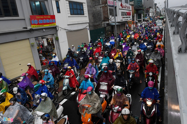 Mưa lớn đúng giờ đi làm, người Hà Nội chôn chân trên đường - 5