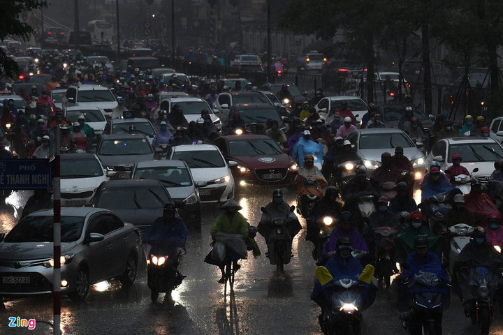 Mưa lớn đúng giờ đi làm, người Hà Nội chôn chân trên đường - 4