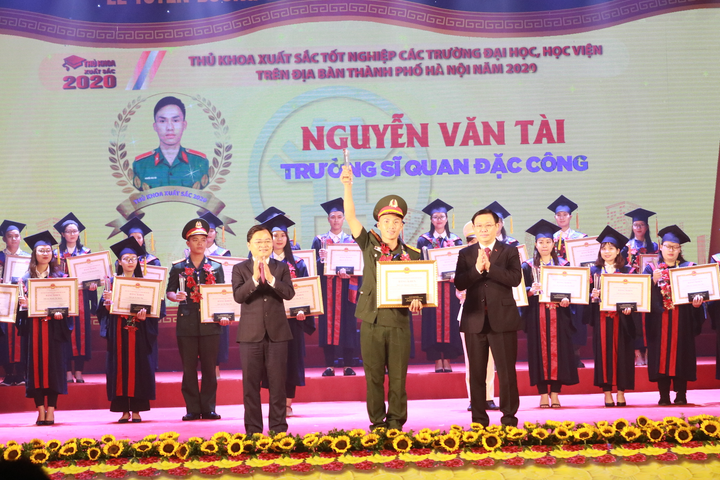 Hà Nội vinh danh 88 thủ khoa tốt nghiệp đại học - 1