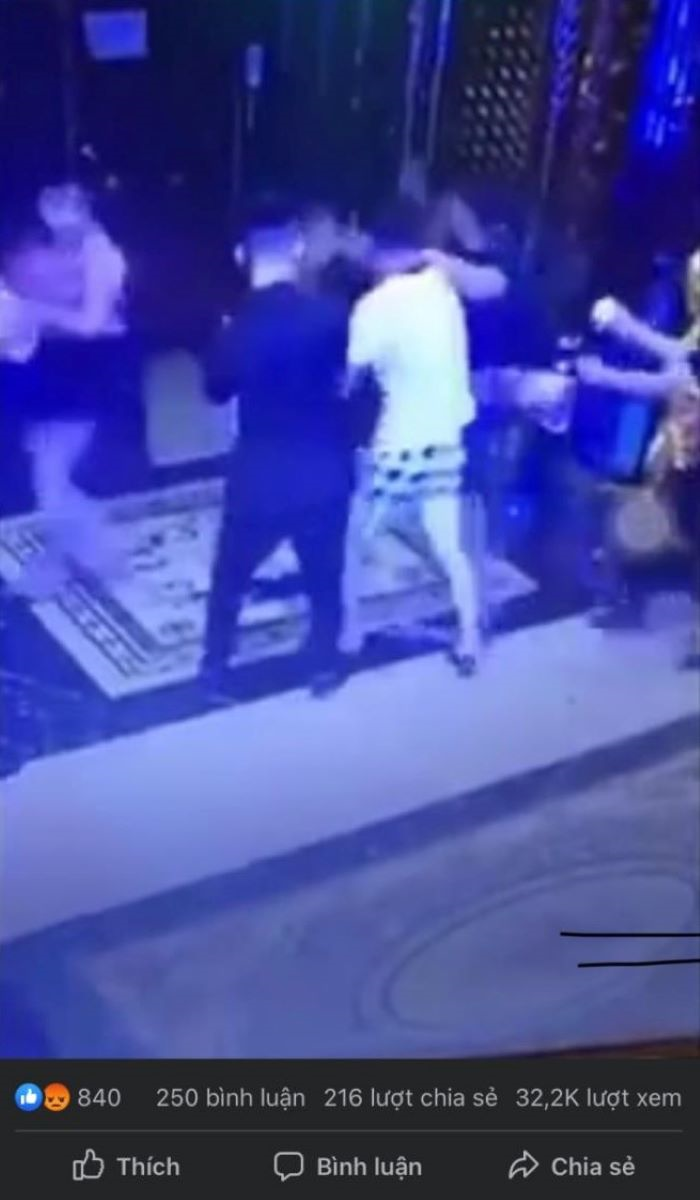 Xôn xao clip nghi nhóm thanh niên sàm sỡ không được, đánh 2 cô gái ở TP.HCM - 1