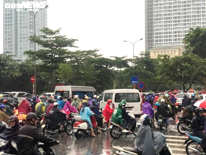 Mưa lớn đúng giờ đi làm, người Hà Nội chôn chân trên đường - 1