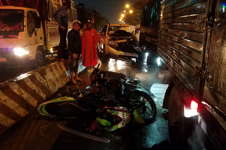 Ô tô tông 5 xe dừng đèn đỏ ở TP.HCM - 1