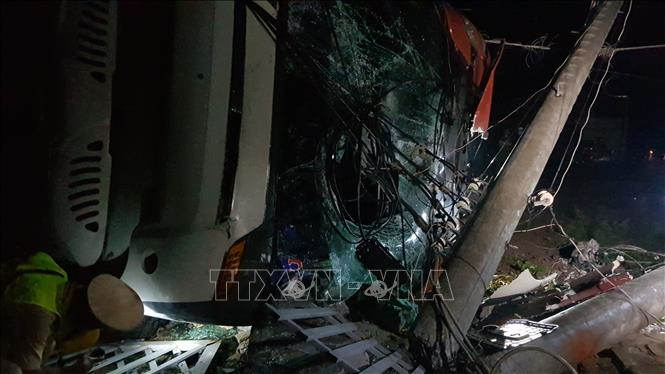 Lật xe khách giường nằm ở Bình Phước, nhiều người bị thương - 3