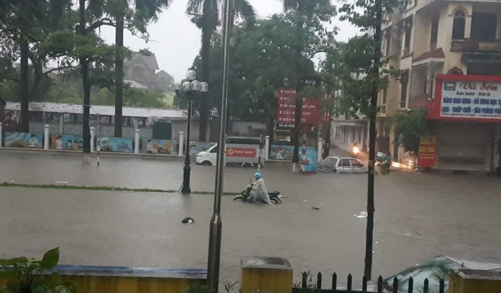 Thành phố Thái Nguyên ngập tứ bề sau trận mưa sầm sập lúc rạng sáng - 3