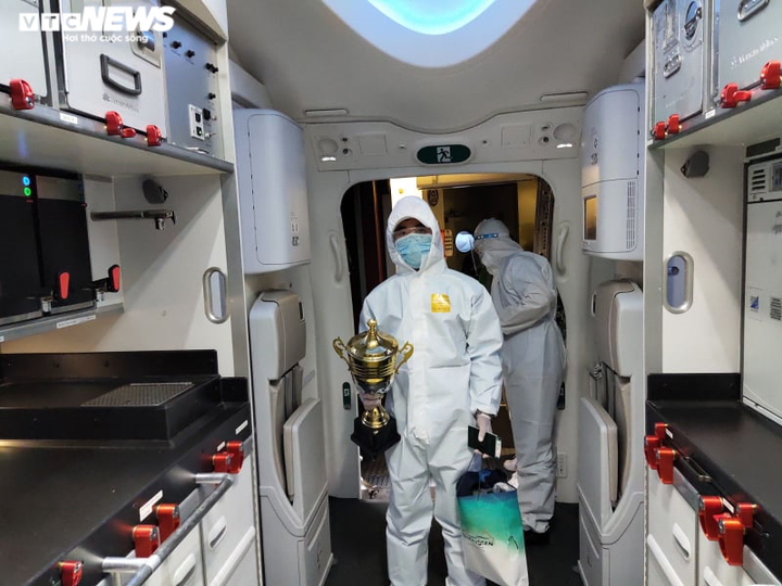 Ảnh: Đoàn thể thao dự Army Games trên 'siêu máy bay' của Vietnam Airlines - 3