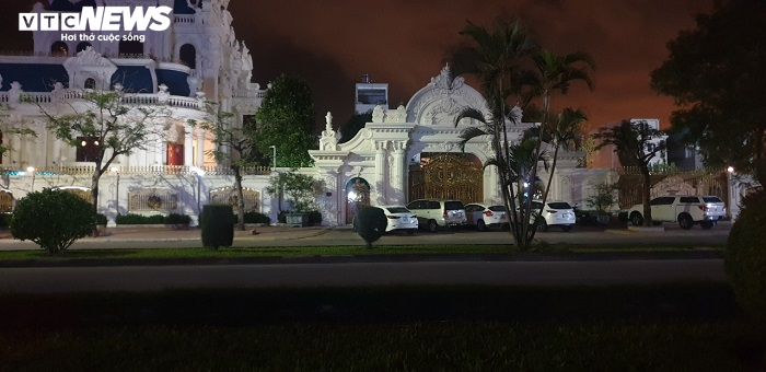 12h đêm, cơ quan chức năng vẫn chưa rời tòa lâu đài của đại gia Ngô Văn Phát - 1