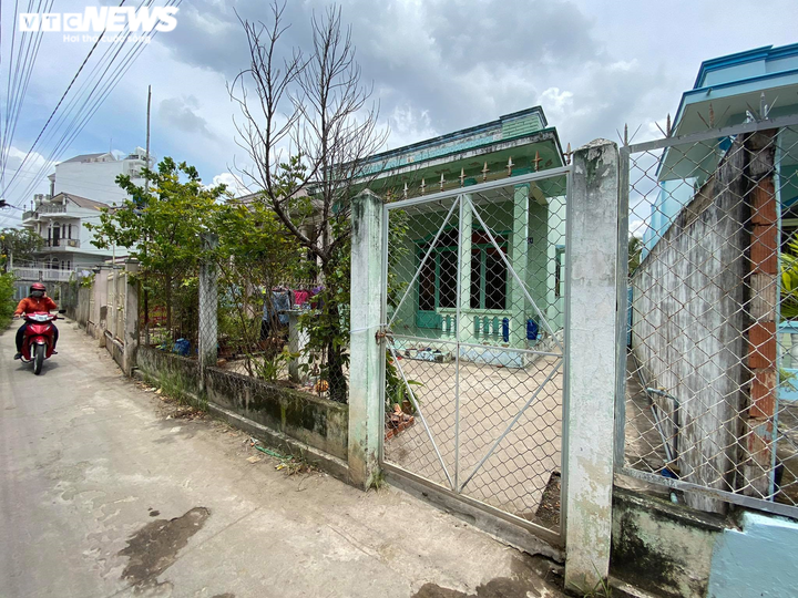 Con gái đánh đập, xúc rác đổ đầu mẹ già: Hàng xóm qua khuyên bảo cũng bị chửi - 2