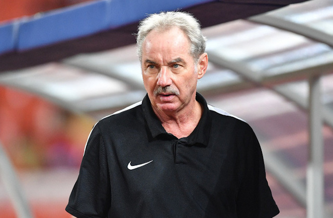 Thương nhớ HLV Alfred Riedl: Tặng tiền cho dân nghèo, khao khát sống ở Việt Nam - 3