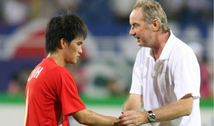 Thương nhớ HLV Alfred Riedl: Tặng tiền cho dân nghèo, khao khát sống ở Việt Nam - 4