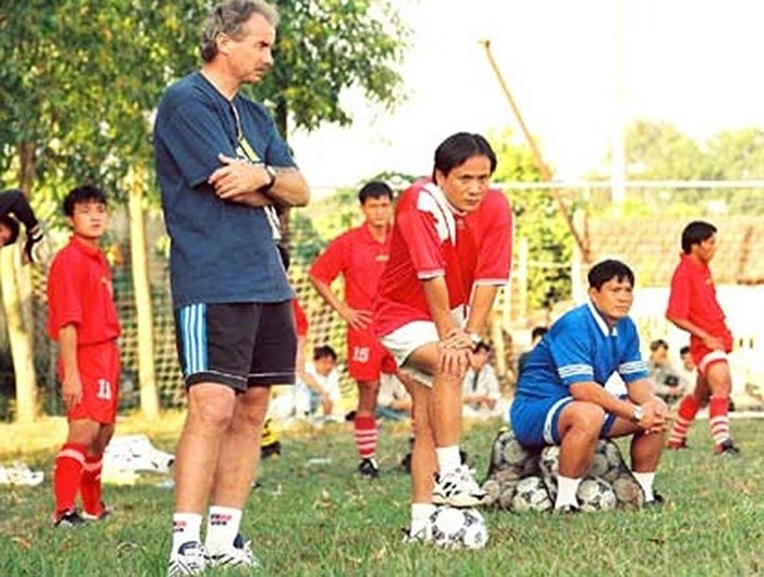 Thương nhớ HLV Alfred Riedl: Tặng tiền cho dân nghèo, khao khát sống ở Việt Nam - 5