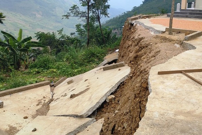 Trường học bị sạt lở, 140 học sinh tiểu học huyện miền núi phải đi học nhờ - 2