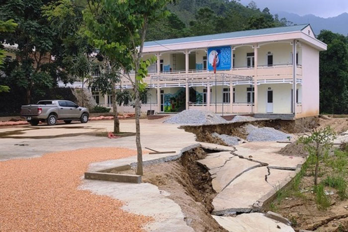 Trường học bị sạt lở, 140 học sinh tiểu học huyện miền núi phải đi học nhờ - 3