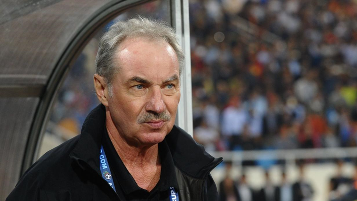 HLV Alfred Riedl: Đại sứ bóng đá không ngại hiểm nguy, dấn thân cống hiến - 1
