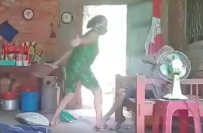 Con gái đánh đập, xúc rác đổ đầu mẹ già: Vì sao người quay clip không can ngăn? - 1