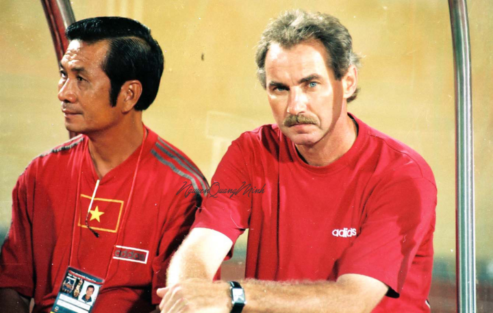 Xem lại hình ảnh HLV Alfred Riedl dẫn dắt tuyển Việt Nam thắng Thái Lan năm 1998 - 6