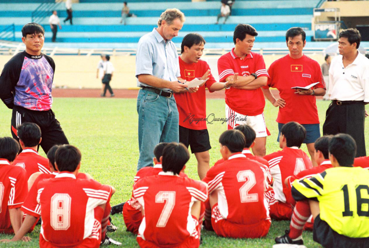 Xem lại hình ảnh HLV Alfred Riedl dẫn dắt tuyển Việt Nam thắng Thái Lan năm 1998 - 4