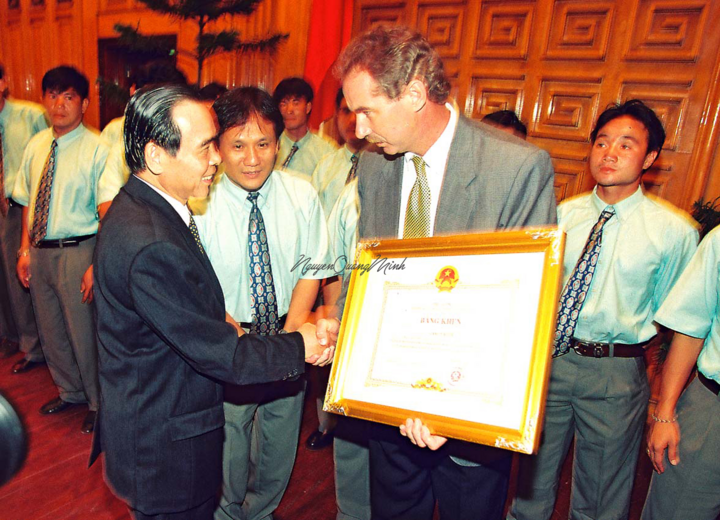 Xem lại hình ảnh HLV Alfred Riedl dẫn dắt tuyển Việt Nam thắng Thái Lan năm 1998 - 11