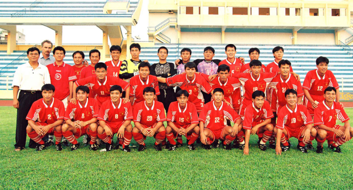Xem lại hình ảnh HLV Alfred Riedl dẫn dắt tuyển Việt Nam thắng Thái Lan năm 1998 - 3