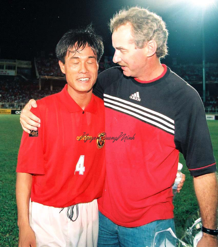 Xem lại hình ảnh HLV Alfred Riedl dẫn dắt tuyển Việt Nam thắng Thái Lan năm 1998 - 9