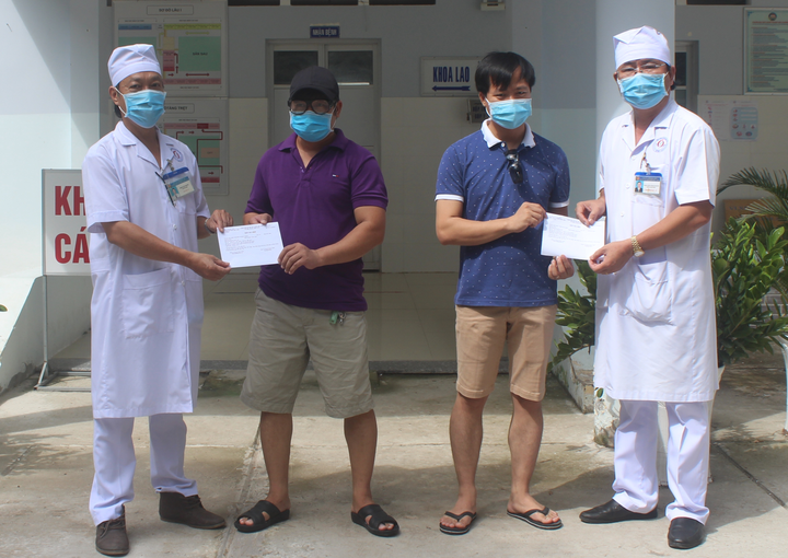Bạc Liêu trao giấy xuất viện cho 2 bệnh nhân COVID-19 - 1