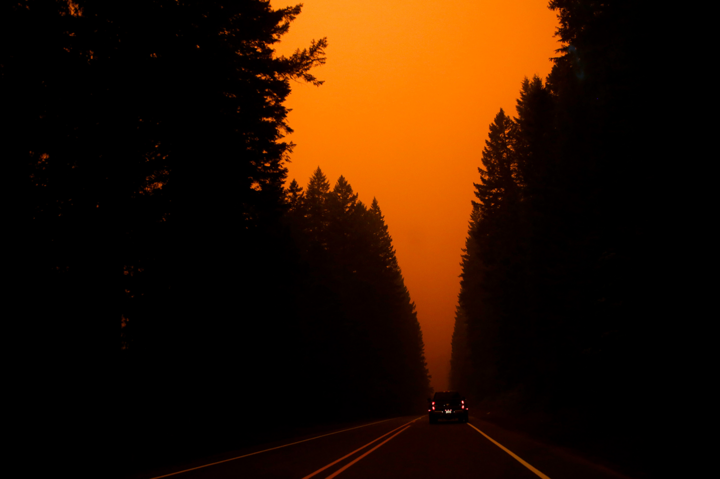 Ảnh: California chìm trong khói lửa màu cam như sao Hỏa - 1