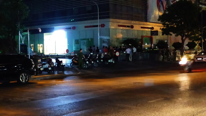 Hai người rơi từ chung cư cao tầng ở Hà Nội xuống đất, chết tại chỗ - 1