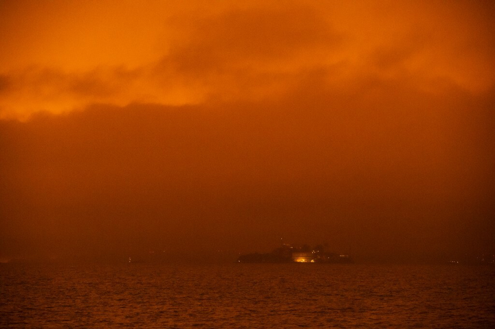 Ảnh: California chìm trong khói lửa màu cam như sao Hỏa - 10