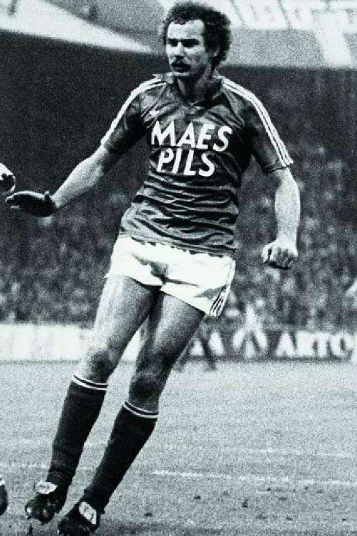 Công Phượng từng khoác áo đội bóng cũ của Alfred Riedl - 1