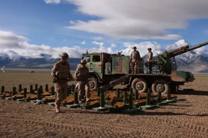 Hàng nghìn lính Trung Quốc tập trận nhảy dù áp sát biên giới Ấn Độ - 1