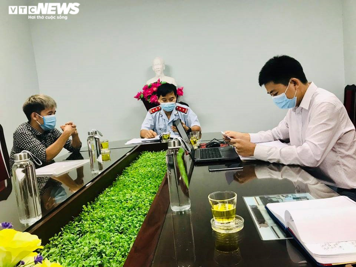 Quay clip nấu gà nguyên lông, con trai bà Tân Vlog bị phạt 7,5 triệu đồng - 1