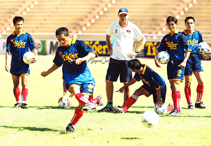 Alfred Riedl: Đẩy Van Gaal lên ghế dự bị, ghi bàn nhiều hơn cả Platini - 2