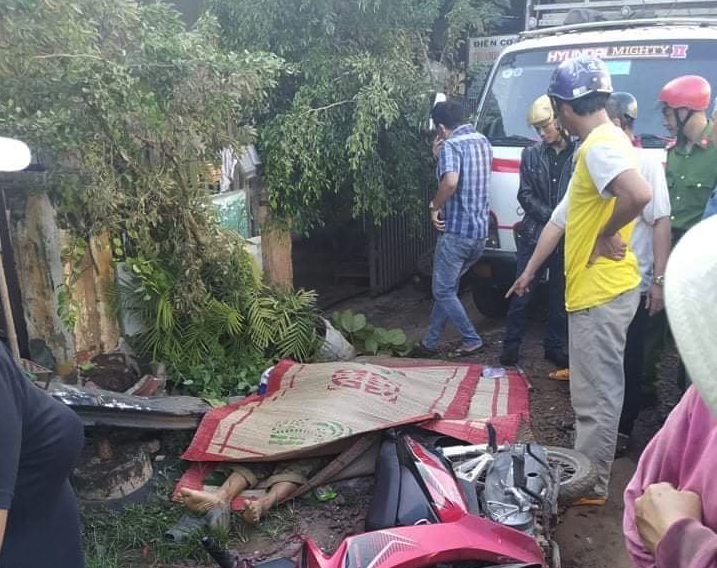 Dừng đèn đỏ, hai cha con bị ô tô tông thương vong - 1