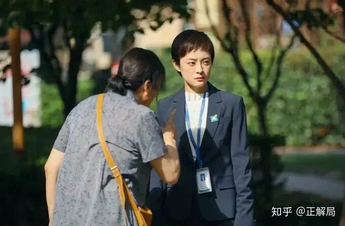 Bố mẹ kiện con gái 22 tuổi không chịu nuôi em, dân mạng cãi nhau gay gắt - 1