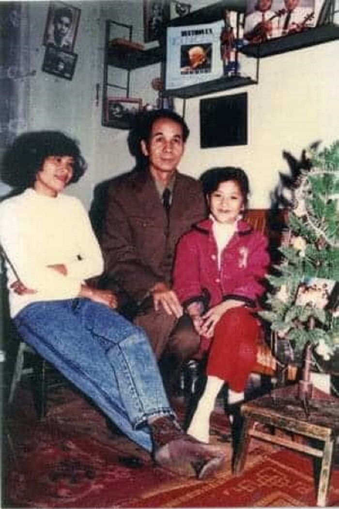 Khánh Thi khoe ảnh thuở nhỏ chụp cùng bố mẹ - 1