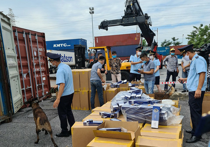 Bắt giữ 2 container chứa hơn 1 triệu bao thuốc lá 555 giả - 1