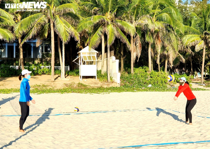 Nới lỏng giãn cách xã hội, người Đà Nẵng kéo nhau ra biển 'giải nhiệt' - 9