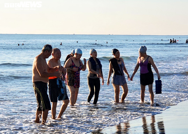 Nới lỏng giãn cách xã hội, người Đà Nẵng kéo nhau ra biển 'giải nhiệt' - 2