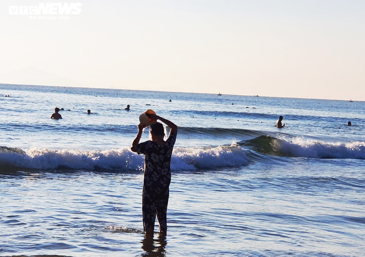 Nới lỏng giãn cách xã hội, người Đà Nẵng kéo nhau ra biển 'giải nhiệt' - 7