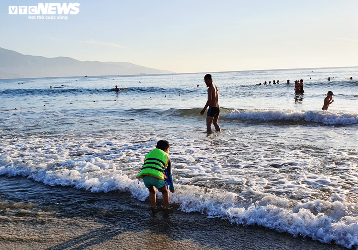 Nới lỏng giãn cách xã hội, người Đà Nẵng kéo nhau ra biển 'giải nhiệt' - 1