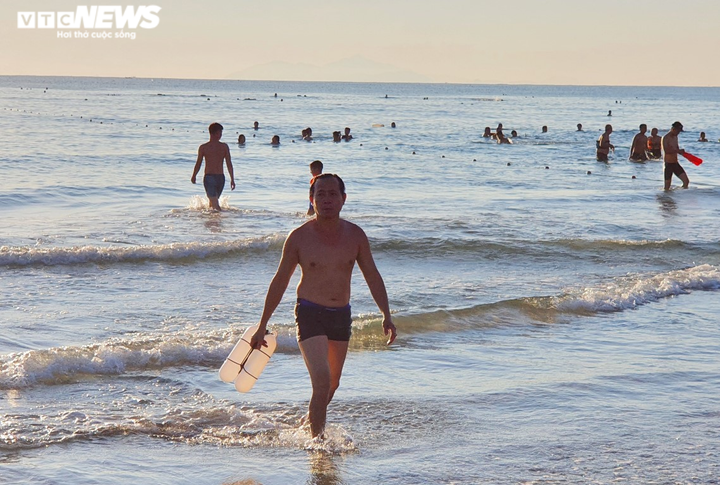 Nới lỏng giãn cách xã hội, người Đà Nẵng kéo nhau ra biển 'giải nhiệt' - 8