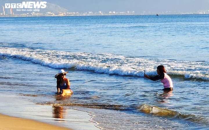 Nới lỏng giãn cách xã hội, người Đà Nẵng kéo nhau ra biển 'giải nhiệt' - 3
