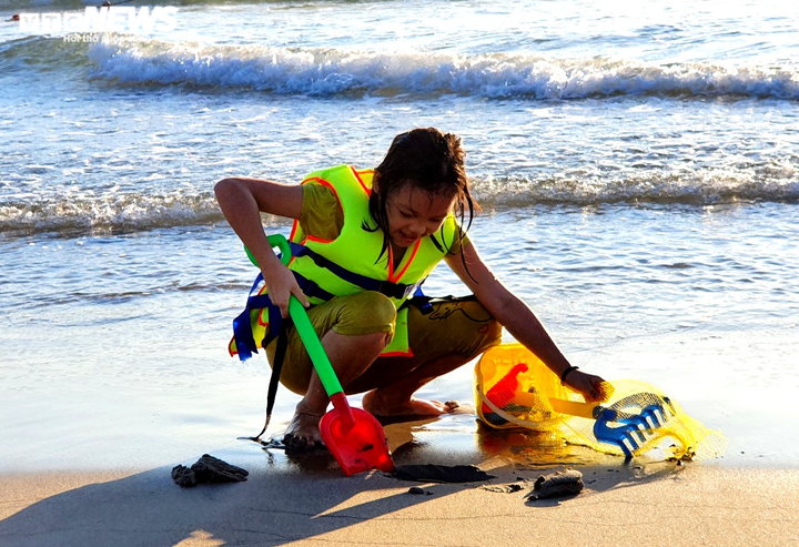 Nới lỏng giãn cách xã hội, người Đà Nẵng kéo nhau ra biển 'giải nhiệt' - 4