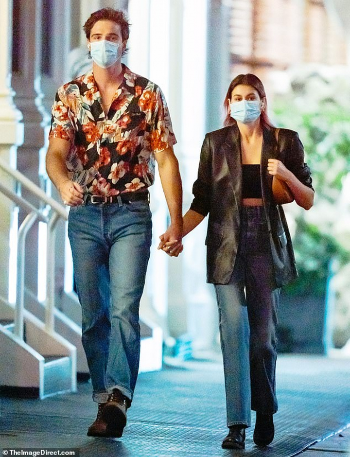 Con gái siêu mẫu Cindy Crawford nắm tay bạn trai dạo phố, ngầm khoe tình mới - 1