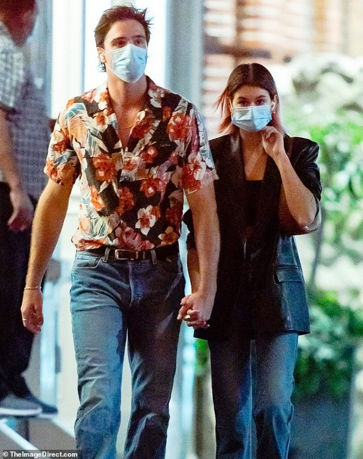 Con gái siêu mẫu Cindy Crawford nắm tay bạn trai dạo phố, ngầm khoe tình mới - 2