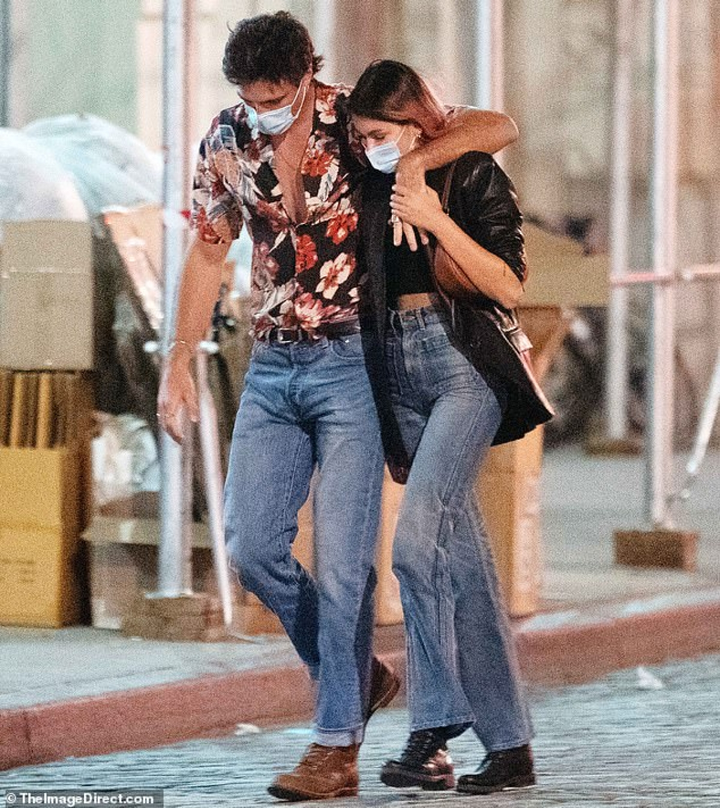 Con gái siêu mẫu Cindy Crawford nắm tay bạn trai dạo phố, ngầm khoe tình mới - 4