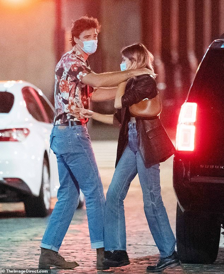 Con gái siêu mẫu Cindy Crawford nắm tay bạn trai dạo phố, ngầm khoe tình mới - 5