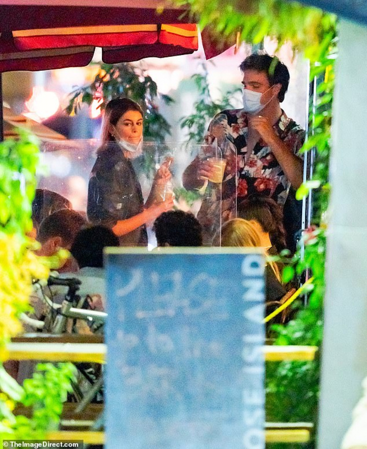 Con gái siêu mẫu Cindy Crawford nắm tay bạn trai dạo phố, ngầm khoe tình mới - 6