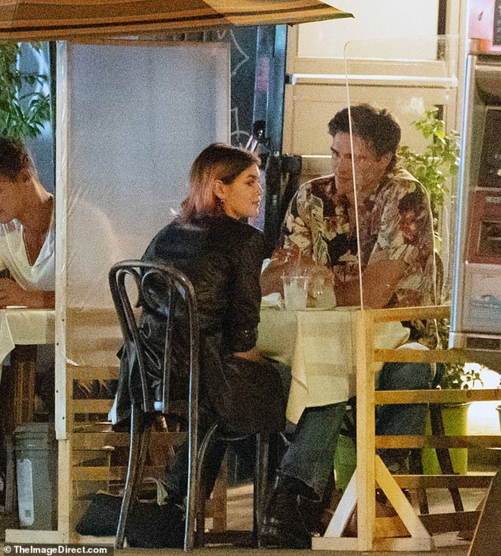 Con gái siêu mẫu Cindy Crawford nắm tay bạn trai dạo phố, ngầm khoe tình mới - 7