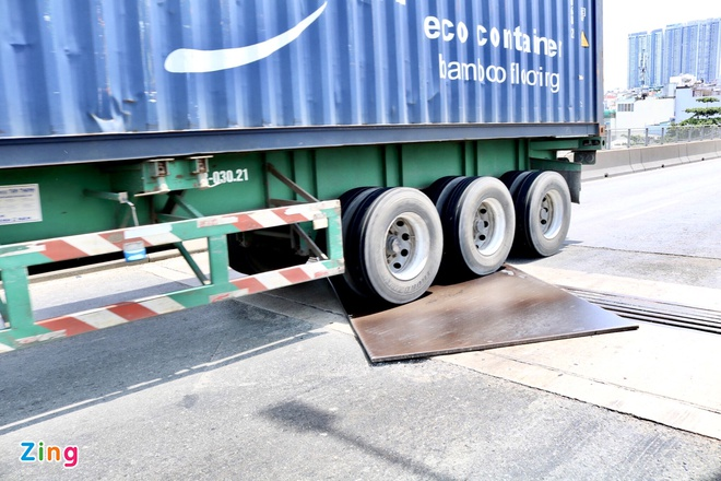 TP.HCM: Khe co giãn cầu Phú Mỹ hư hỏng - 1